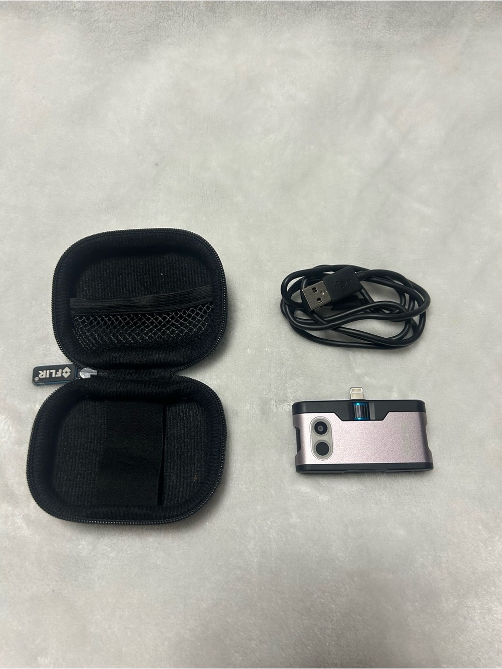 Flir One iOS Gen 3 Thermal Imaging Camera iPhone 435-0004-01 case cables